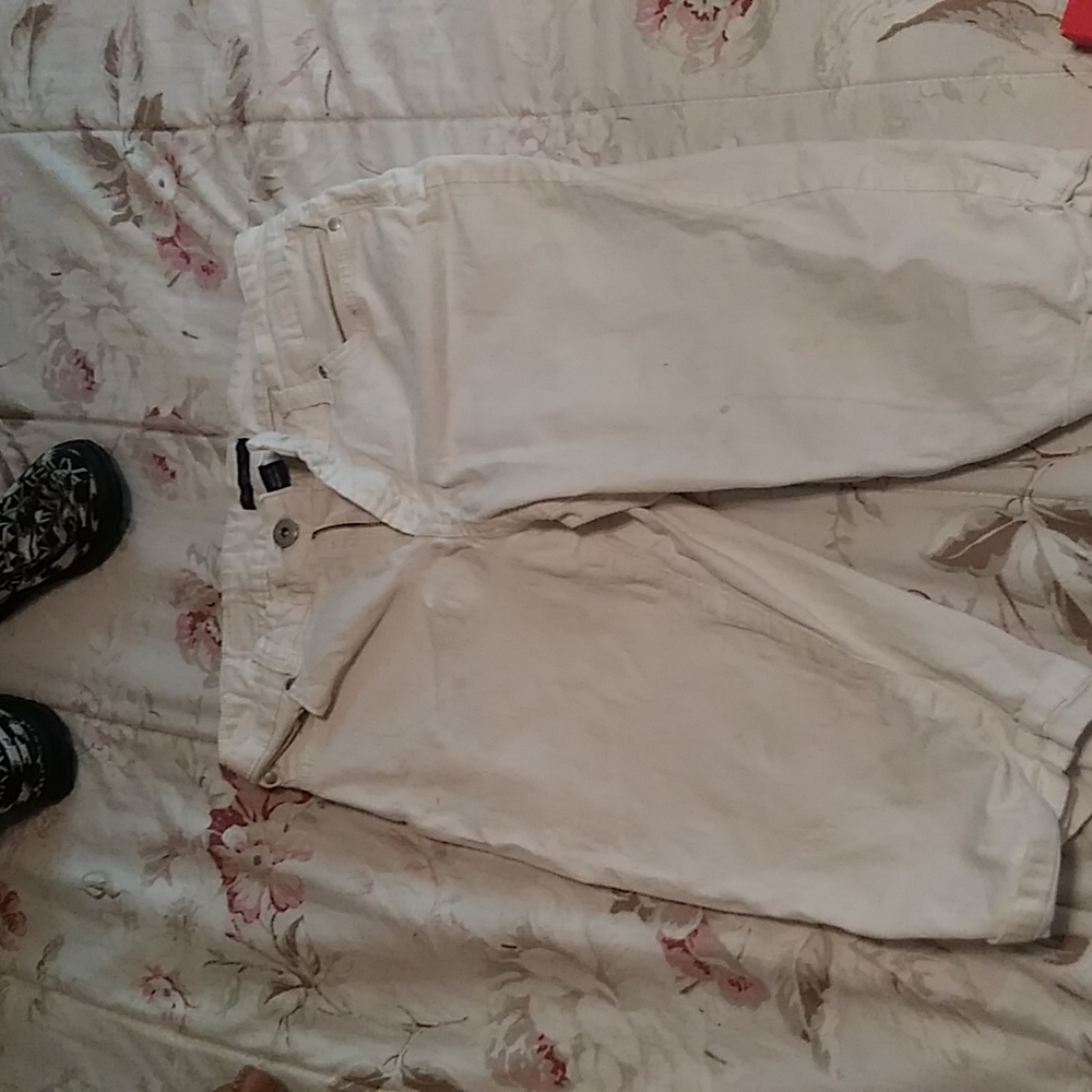 Women's capri jeans. White.